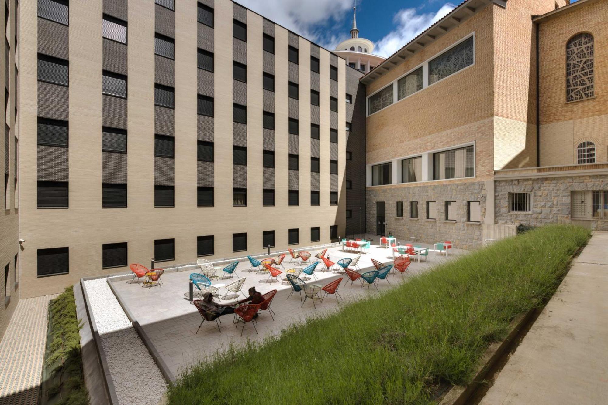 Livensa Living Pamplona Albergue Juvenil Bagian luar foto